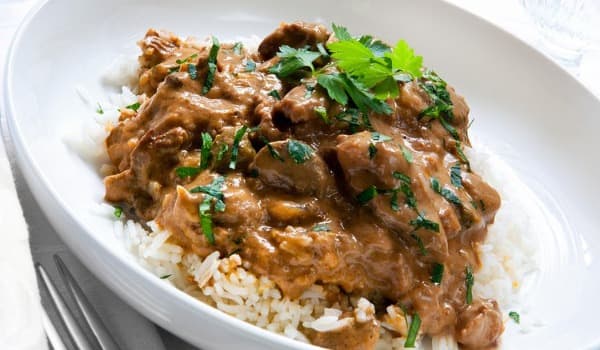 🥘 Slow Cooked Beef Stroganoff with Steamed Rice
