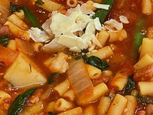 Minestrone Soup with Bread Roll